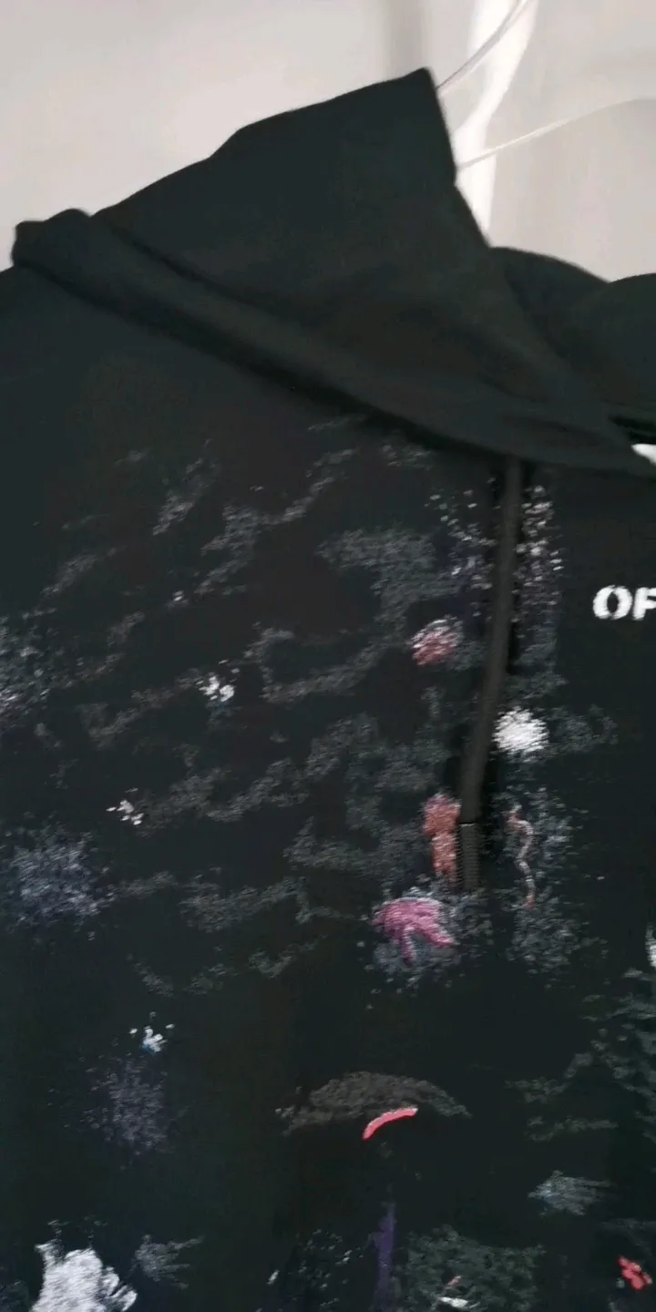 Actual video shot: Original audio explanation of Starry Sky Fireworks Hoodie Style 2 - the top tested version OFFWHITE Starry Sky Fireworks Melbourne Limited Ink Splash Hoodie Hooded Pullover Fabric: Customized (more than 490 grams - counter double-ply large terry fabric) high-gram weight fabric made into clothes that look more textured, soft to the touch, super thick, classic version, small dropped shoulders, micro profile! Pay attention to the important points~ The weight of more than 490 grams is not exaggerated and does not contain water. Those sellers who brag about the weight can only deceive novice customers. But when you get our goods, the weight and sinking are right there. You can taste it yourself, and the texture does not lie! (100% cotton fabric, no pilling) The white arrows on the back + the stripes on the arms are all made of foam and have a feel and protrusions. The fireworks color system is obtained through contrasting printing. There are eight panels in the whole body. Seven color sets and eight panels are printed in eight times. The first layer is gray, the second layer is white, the third layer is yellow, the fourth layer is green, the fifth layer is blue, the sixth layer is purple, the seventh layer is orange. The last layer is arrow paint printing. The seven colors are layered on each other, which will also create new colors. The arrows on the back and the front squares are first glued and then hung in four layers. The paint has an obvious concave and convex feeling. Quality speaks for itself in the details. The blue letters are electrostatic three-dimensional flocking, which is done separately and then printed through high-temperature thermal transfer‼ ️It can be called a fake killer, you can see that every detail on the clothes is ceiling craftsmanship‼ ️ Size chart